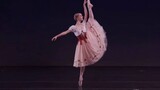 经典芭蕾舞剧《葛蓓莉亚》一幕变奏｜这段表演太轻盈灵动了，小姑娘的身材一看就是芭蕾的好苗子！🤩