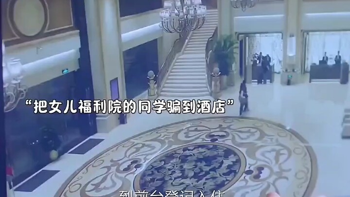 Trời ơi! Ông bố dượng thế này thật đáng sợ quá! Đáng giận hơn nữa là bà mẹ này!