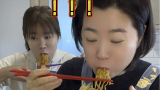 Pertama kalinya orang Korea membuat mi instan goreng untuk ibunya!