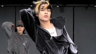 شياو جون تشاو كيو، تسجيل مباشر من استوديو التدريب لأغنية Poppin' Love (تعبيرات وجه متنوعة/ذيل كلب ال