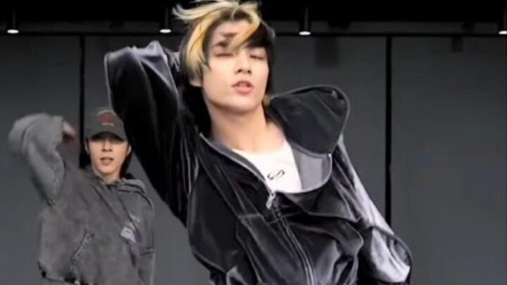 肖俊小曲 Poppin' Love练习室直拍（小表情丰富/吊牌狗尾巴/内搭有玄机）