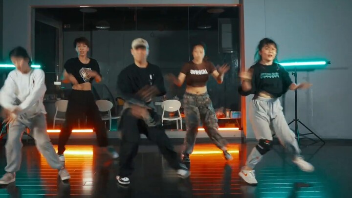 Xiaolong Choreography｜Tomboy is late but here he comes!