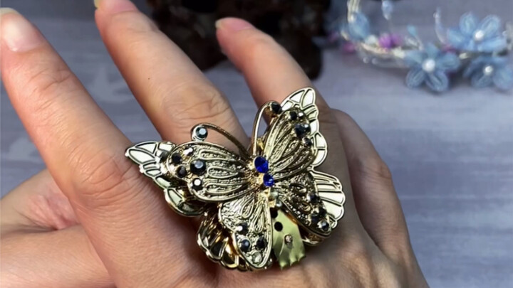 Con bướm nhỏ phúc khí ẩn chứa bí ẩn. Đừng nói gì, vớt tôi với.