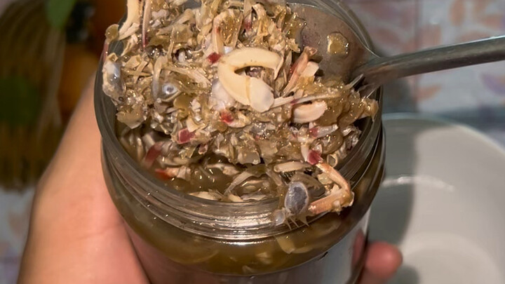 Hari ini sepupu pulang, aku bikin hidangan lezat pakai jus kepiting pasir untuk menyambutnya.