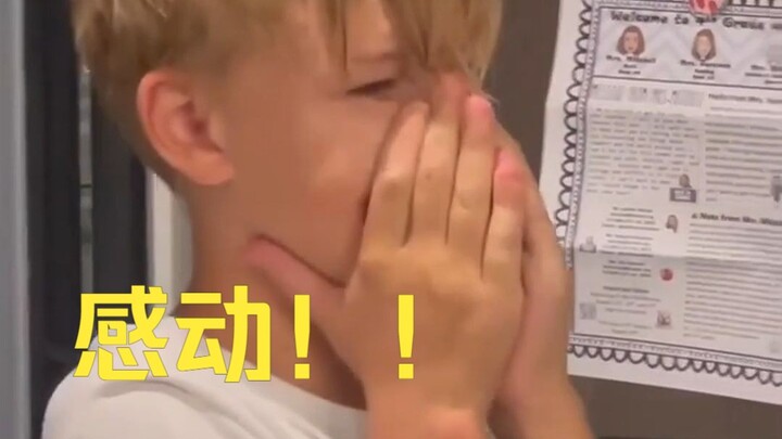 เมื่อได้รับของขวัญที่รอคอยมานาน เด็กชายถึงกับตื้นตันจนหลั่งน้ำตา