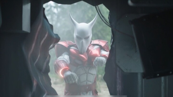 Director, can the shockwaves of this fake Iron Man be this strong? This...isn't right~