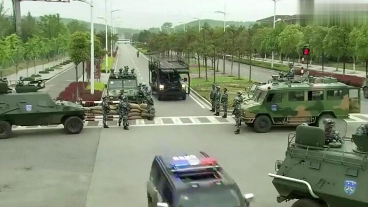 Đường bị chặn trong một cuộc tập trận quân sự, ngay cả xe cảnh sát đặc nhiệm cũng không được phép đi
