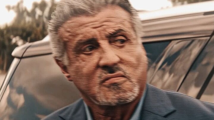 “Thực ra tôi không có súng! Hãy cảm nhận sức ép đến từ băng đảng của Sylvester Stallone!”