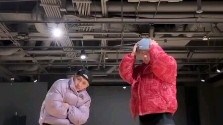 YGX Kwon Brothers "Ditto" dance challenge, the two brothers will twist