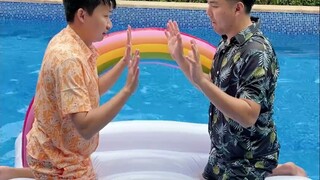 水上对抗大赛，室友连连吃瘪求助场外，竟收获暴击伤害！