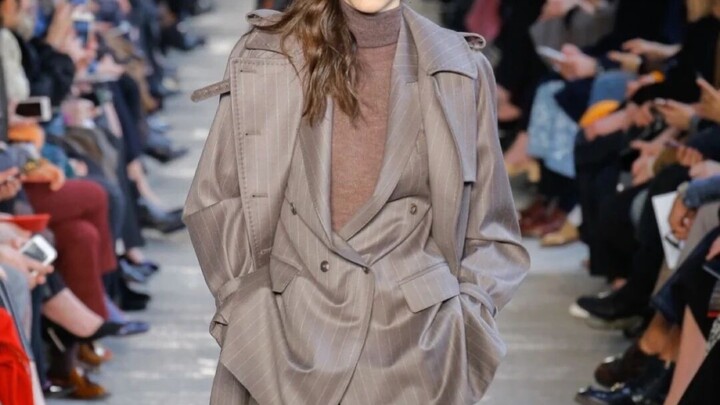 An Italian "cat girl" beauty who appeals to both men and women—when her older sister walks, she tota