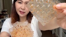 Apaan lagi sih ci , plastik segala dimakan ……
