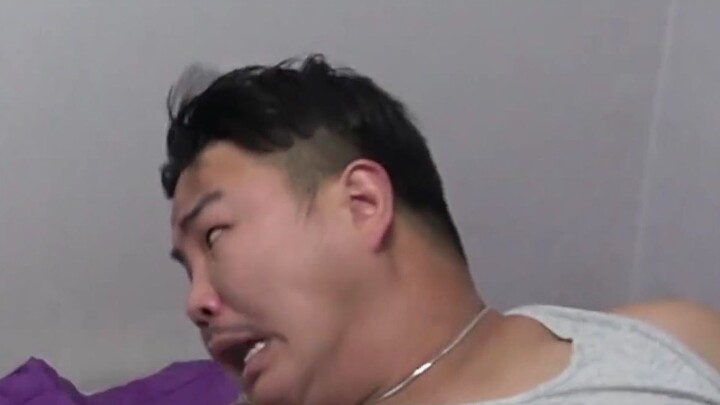 【خدعة كورية】 ماذا لو استبدلت وسادة صديقك المصاب بالسكر بسمكة نيئة!؟