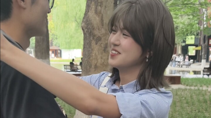 Mengisengi seorang kakak perempuan secara acak