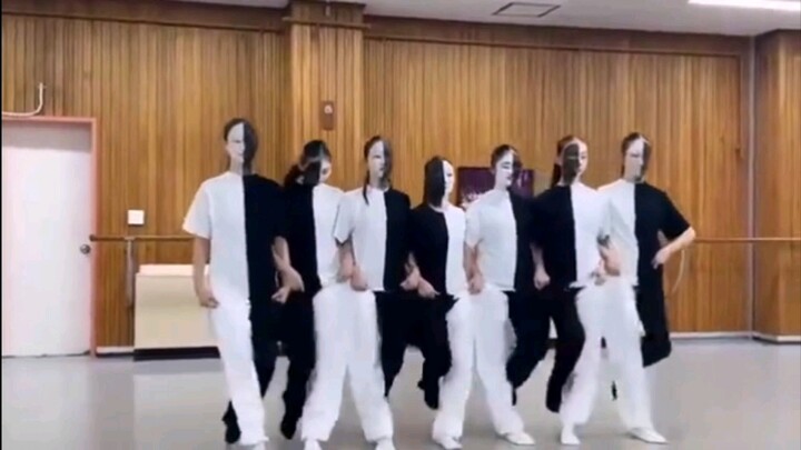 هذا الرقص رائع للغاية وجديد جداً، وله تأثير بصري قوي، والجمهور يتعجب مراراً وتكراراً!