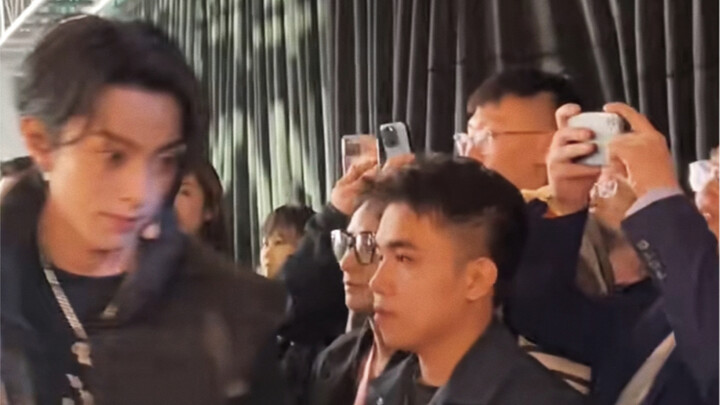Wang Hedi makes an appearance to the chorus of “Oh my god!” from passersby.
