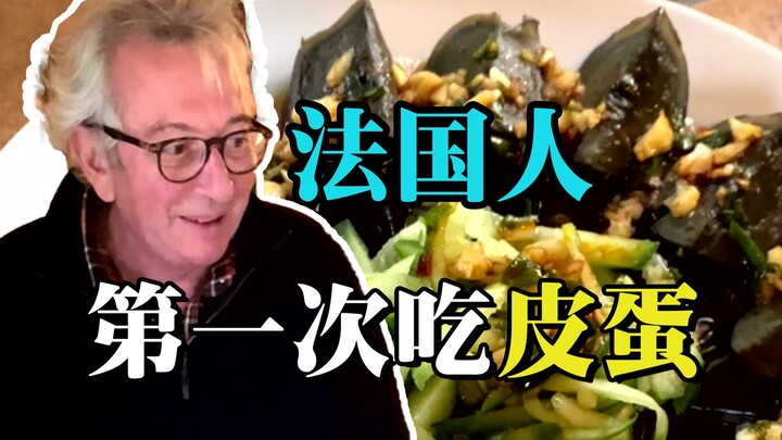 Masih kaget?! Orang asing malah ngajak orang asing lainnya makan telur pitan Tiongkok!