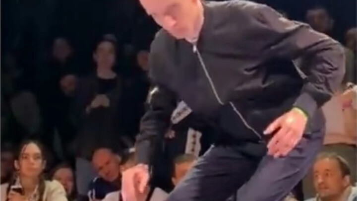 หนุ่มคนนี้เล่นได้เจ๋งมาก นี่คือหุ่นยนต์รึเปล่า?