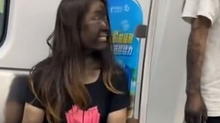 ชาวเน็ตได้พบกับคู่หู Dirty Bags บนสถานีรถไฟใต้ดิน