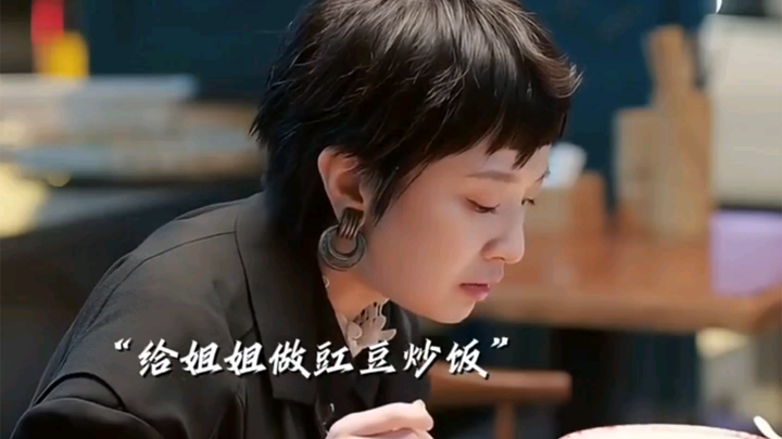 Cinta tak bisa disembunyikan; meski tutup mulut, mata tetap bicara.