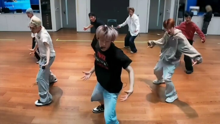 مهما شاهدت مقاطع الرقص هذه، تظل مذهلة للغاية.