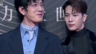 笑死了，王嘉尔全程挽着井柏然胳膊走红毯，网友赐名“王扶井”CP
