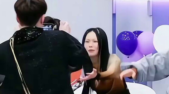 I don't know much, I'm just versatile. If you don't know how to move the camera, you can watch the o