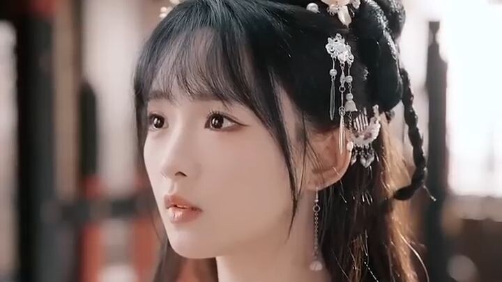 Li is Yao Lili's kid. A sixteen-year-old old case is overturned, she regains her identity, but falls