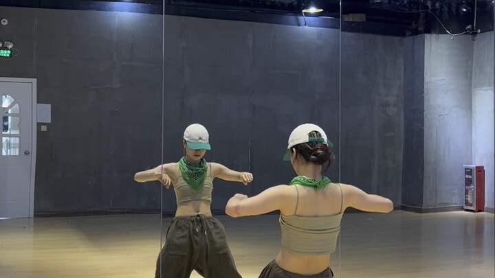 Các kỹ năng/động tác cơ bản của vũ đạo hơi khó một chút, hãy cố gắng hết sức nhé