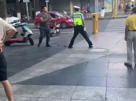 Hanya karena pria itu tidak mengenakan helm, denda 20 yuan berubah menjadi penahanan 14 hari.