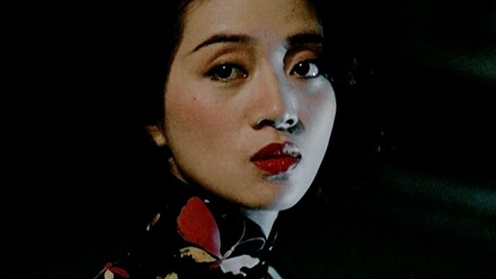 “ปิดบังครึ่ง โผล่ครึ่ง ด้วยความรีบร้อน ผลักไสครึ่ง ยอมตามครึ่ง ช่างเป็นความงามที่ครึ่งๆ กลางๆ ทั้งฝั