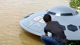 Seorang vlogger Vietnam telah mengubah perahu kecilnya menjadi bentuk piring terbang, menciptakan ef