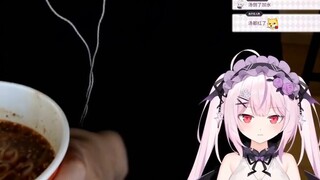 Gadis Sakura mengalami kecelakaan saat makan mi Chongqing. Hidungnya berair setelah memakannya.