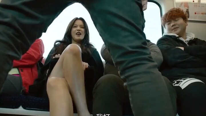 Bos mafia bereinkarnasi jadi wanita seksi, ketahuan diintip di kereta bawah tanah—tindakannya detik 