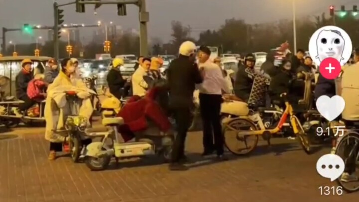 Những màn troll hài hước đầy trừu tượng trên Douyin Trung Quốc thực sự như một quả bom đối với cư dâ