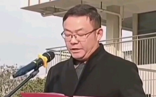 Kepala sekolah begitu bersemangat hingga terbawa suasana, menggunakan kisah Gao Qiqiang dalam pidato