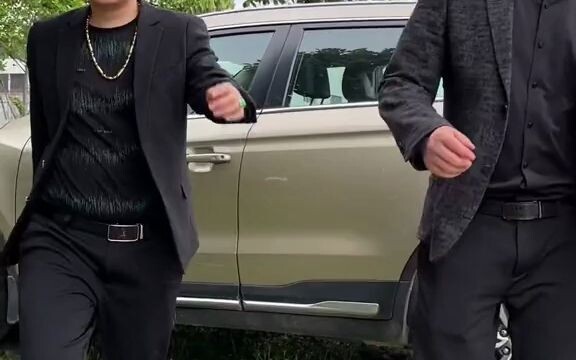 Akhirnya bisa berdua dengan suami! Menurut kalian, dia lebih mirip sopir saya atau bodyguard?