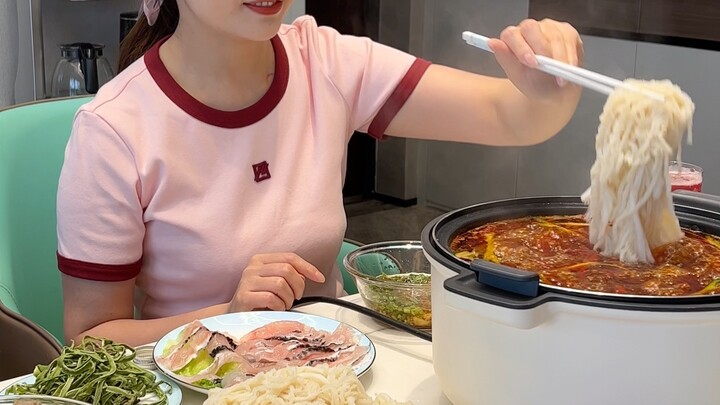 Do you know how much Chongqing people love hot pot?