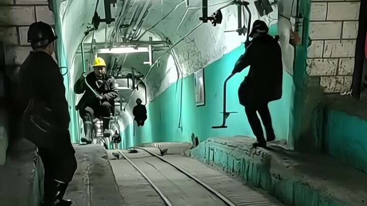 Tôi là một thợ mỏ, đây chính là chiếc xe khỉ mà chúng tôi dùng để lên xuống hầm mỏ