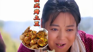Shihong ăn khoai tây do bọn trẻ nướng, mặc dù nghẹn ngào không nói nên lời, nhưng cô không thể trách