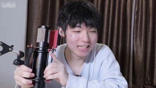 Một người đàn ông cải trang đã sử dụng một công cụ thay đổi giọng nói để lừa bạn mình vào một cuộc t