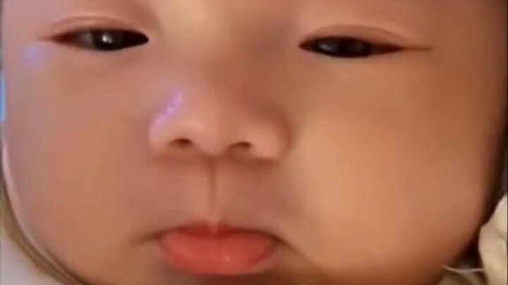 The baby’s reaction to Dad’s thunderous snoring had me cracking up in the next second!