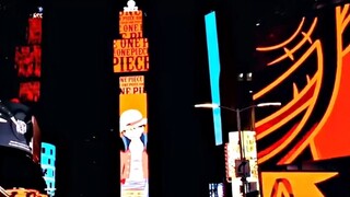 Hadiah Topi Jerami dipasang di Times Square di Kota New York malam itu.