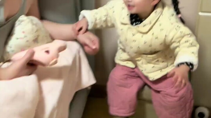 Vừa ngủ dậy đã khóc mếu đi mách tội ~ #Cảm giác như chiếc áo bông bị hở gió là gì vậy? #Đứa con hại 