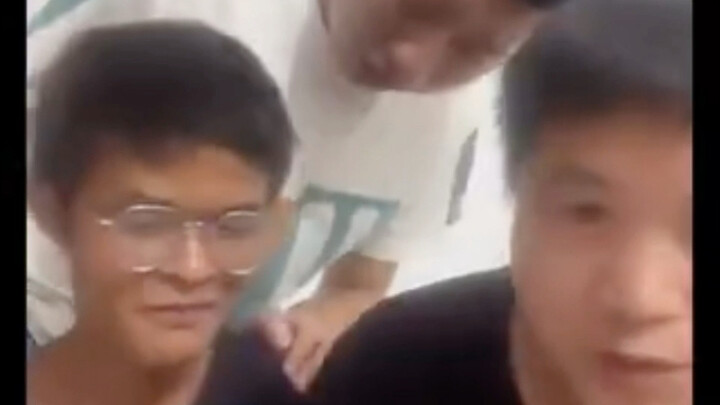 The Vanma family’s timeless classic: Van Xiaoyong checks his middle school exam scores—laugh every t