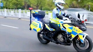 The traffic police sister with a sweet voice yesterday is here too