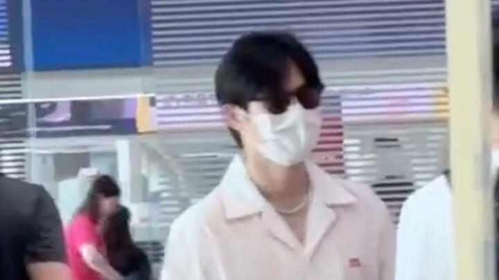 EXO’s leader Kim Junmyeon made a surprise visit to Cambodia, prompting fans to collectively take tim