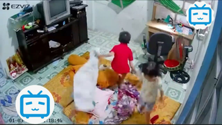 Trộm 'VIẾNG THĂM' khi bố mẹ vắng nhà, 2 cháu bé 'GỌI MẸ' cầu cứu qua camera #doisong