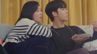 Di episode 13, adegan ciuman Hyun Woo dan Hae In di atas kapal manis sekali. Kita harus melakukan se