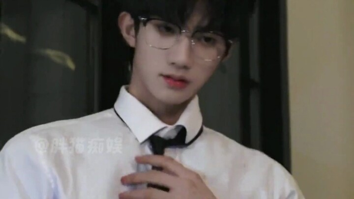 Seorang gadis yang tergila-gila sama suara dan wajah tampan akhirnya meleleh begitu saja!